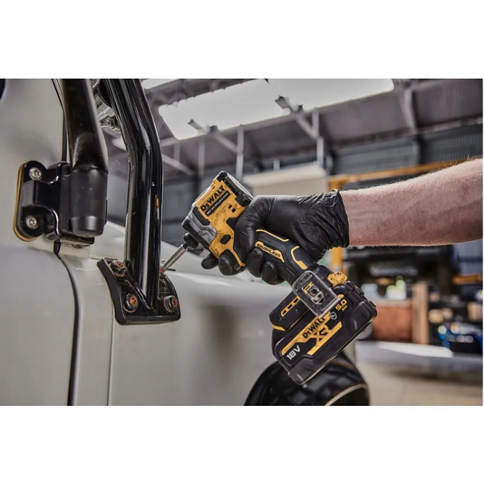 Аккумуляторный импульсный шуруповерт DeWALT DCF850N-XJ