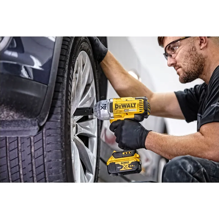 Аккумуляторный ударный гайковерт DeWalt DCF899N-XJ